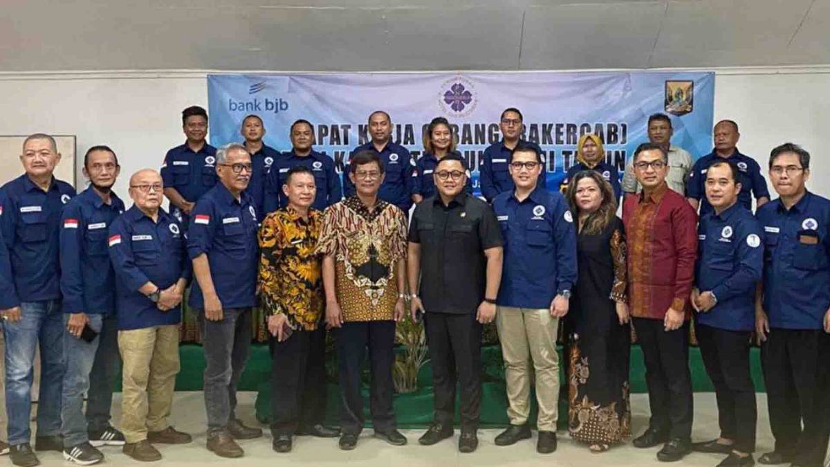 Ketua DPRD Kabupaten Sukabumi Yudha Sukmagara berfoto bersama pengurus BPC PHRI Kabupaten Sukabumi, Staf Ahli Bupati dan Sekdis Dispar.