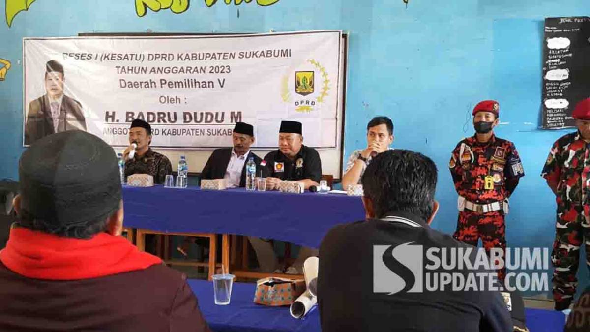 Anggota DPRD Kabupaten Sukabumi, Badru Dudu Mustofa dalam giat reses pertamanya di tahun 2023 menyambangi warga Desa Tanjungsari, Kecamatan Curugkembar, Kamis (26/1/2023). | Foto: Sukabumiupdeat