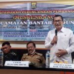 Anggota Komisi IV DPRD Kabupaten Sukabumi Usep Wawan (kanan kedua) menghadiri kegiatan Musrenbang Kecamatan Bantargadung. | Foto: Istimewa