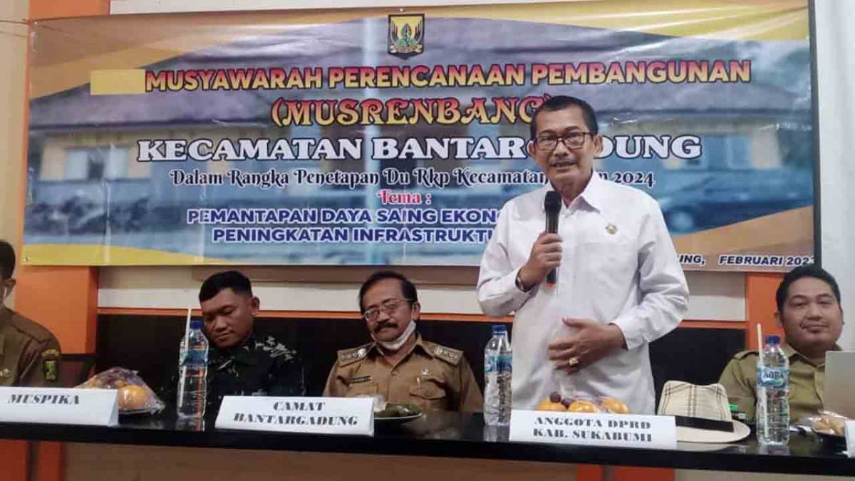Anggota Komisi IV DPRD Kabupaten Sukabumi Usep Wawan (kanan kedua) menghadiri kegiatan Musrenbang Kecamatan Bantargadung. | Foto: Istimewa