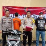 Pria dan sepeda motor Honda Beat hitam yang diamankan Polsek Sagaranten di Kampung Ciputat RT 27/01 Desa Puncakmanggis, Kecamatan Sagaranten, Kabupaten Sukabumi. | Foto: Polsek Sagaranten