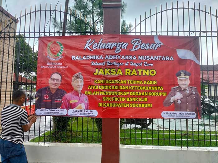LSM Baladhika Adhyaksa Nusantara Sukabumi saat memasang spanduk dukungan terhadap Kejaksaan Negeri Kabupaten Sukabumi di pagar kantor tepatnya di ruas Jalan Raya Karangtengah, Kecamatan Cibadak pada Selasa (14/02).