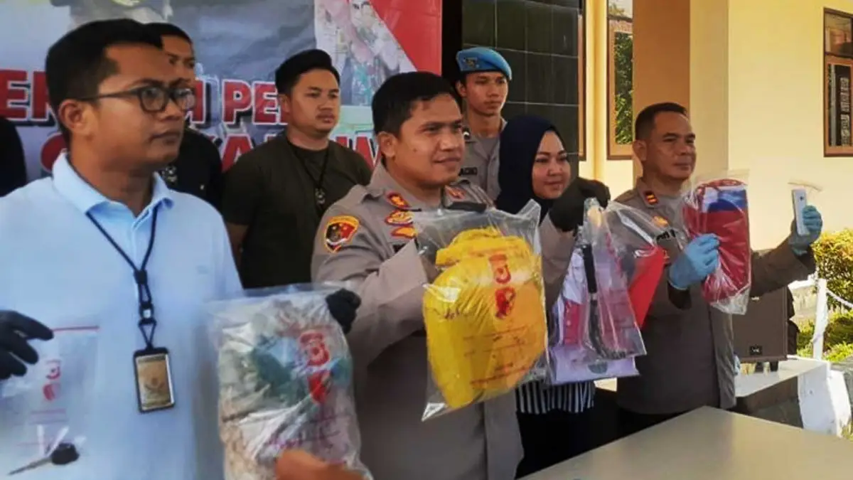 Kapolres Sukabumi AKBP Maruly Pardede menunjukan sejumlah barang bukti diantaranya celurit yang dipakai ABH untuk membacok siswa SD. Kasus siswa SD dibacok itu terjadi di Palabuhanratu, Sabtu, 4 Maret 2023.