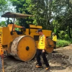 DPU melakukan penanganan sementara di titik kerusakan jalan kabupaten ruas Jampangkulon - Cikaso, tepatnya di Kampung Cijaksa, Desa Padajaya, Kecamatan Jampangkulon, Kamis (9/3/2023).