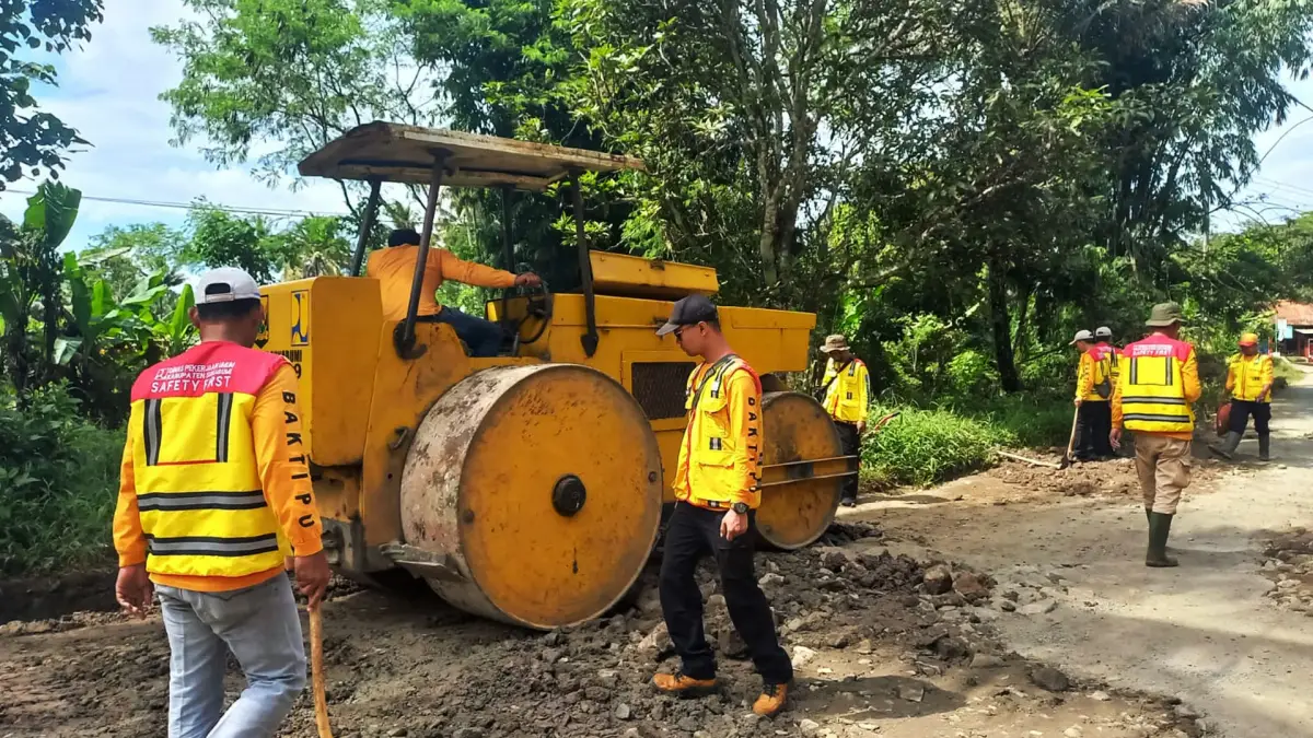 DPU melakukan penanganan sementara di titik kerusakan jalan kabupaten ruas Jampangkulon - Cikaso, tepatnya di Kampung Cijaksa, Desa Padajaya, Kecamatan Jampangkulon, Kamis (9/3/2023).