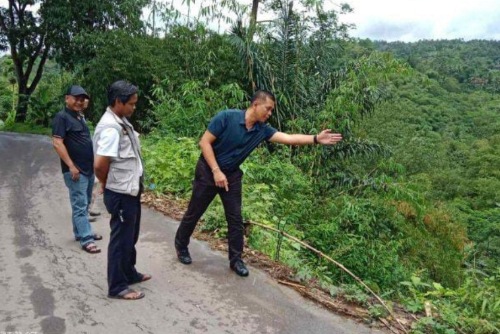 Anggota DPRD Kabupaten Sukabumi Hera Iskandar dan DPU pantau longsor yang ancam jalan alternatif cibadak cicantayan cikembar (Sumber: Hera Iskandar)