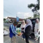 TUTY Harahap memberikan paket sembako kepada seorang pejalan kaki. Foto : Ist