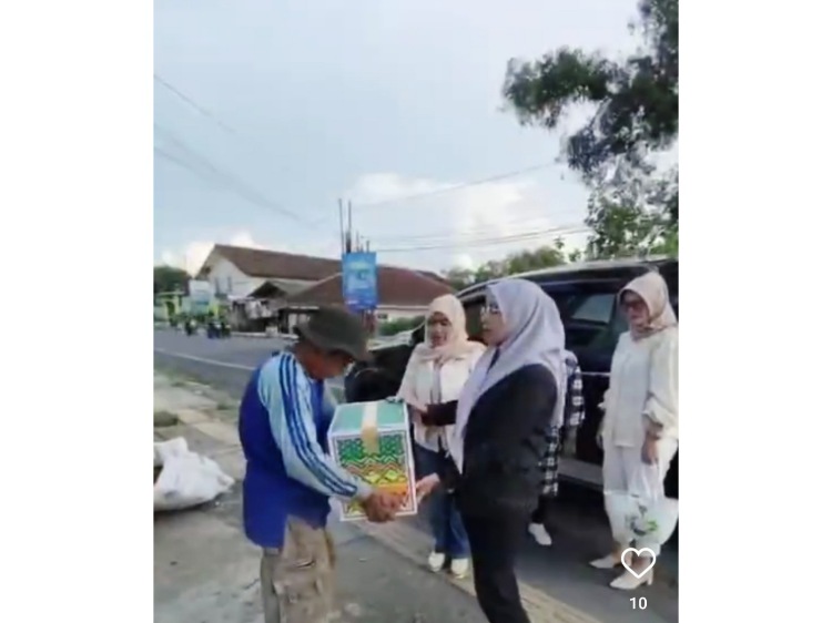 TUTY Harahap memberikan paket sembako kepada seorang pejalan kaki. Foto : Ist