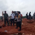 Petugas gabungan melakukan penutupan lubang tambang emas ilegal yang berada di area perhutani blok Cibuluh, Desa Ciemas, Kecamatan Ciemas, Kabupaten Sukabumi, Kamis 8 Juni 2023.