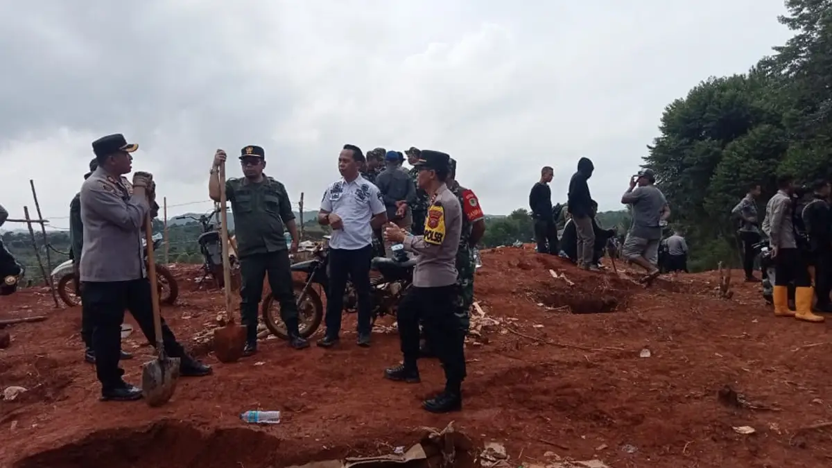 Petugas gabungan melakukan penutupan lubang tambang emas ilegal yang berada di area perhutani blok Cibuluh, Desa Ciemas, Kecamatan Ciemas, Kabupaten Sukabumi, Kamis 8 Juni 2023.