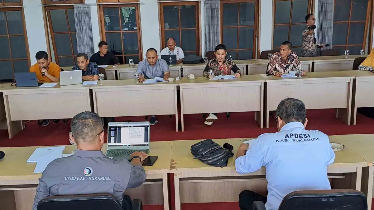 Komisi I DPRD Kabupaten Sukabumi saat FGD membahas inisiasi Raperda tentang Pengangkatan dan Pemberhentian Perangkat Desa. FGD dilakukan di salah satu hotel di Sukabumi. | Foto: Facebook/Anwar Sadad