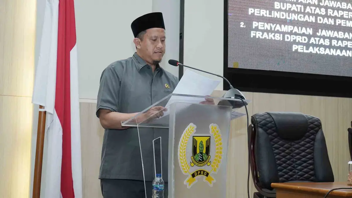 Ketua Fraksi PKS DPRD Kabupaten Sukabumi Amran Munawar Luthpi saat menyampaikan jawaban Fraksi terhadap Pendapat Bupati atas Raperda tentang Hak Disabilitas dalam Rapat Paripurna, Jumat (16/6/2023). (Sumber : Istimewa)