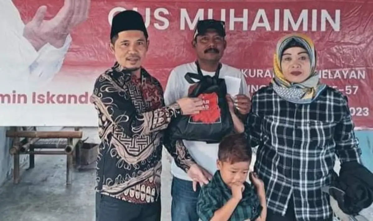 Anggota Komisi I DPRD Kabupaten Sukabumi Anwar Sadad dalam kegiatan sunatan massal dalam rangka syukuran nelayan Ujunggenteng. (Sumber : Istimewa)