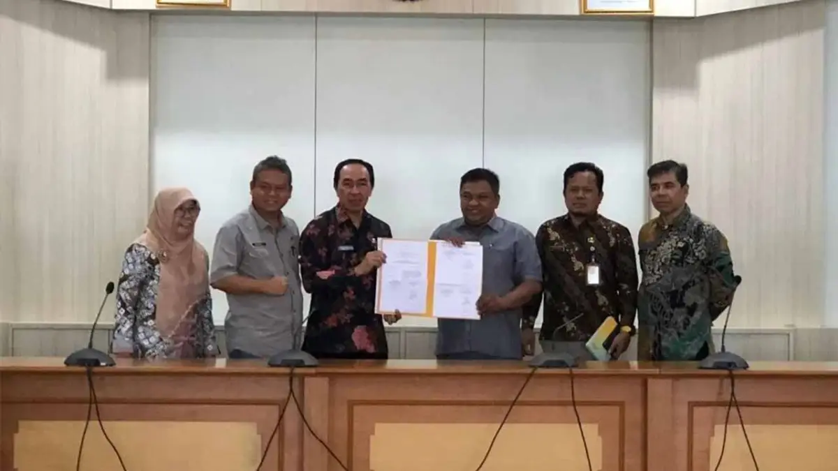 Sekda Ade dan Wakil Ketua DPRD Kabupaten Sukabumi Budi Azhar dan TAPD menunjukan berita acara rapat banggar yang membahas LPPA TA 2022. (Sumber : Dokpim Pemkab Sukabumi)