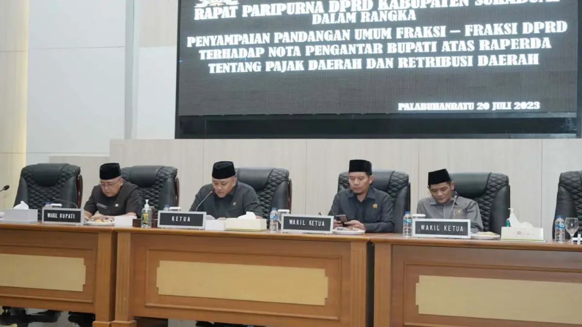 DPRD Kabupaten Sukabumi gelar Rapat Paripurna beragendakan penyampaian pandangan umum fraksi DPRD terkait Raperda PDRD, Kamis (20/7/2023). (Sumber : Istimewa)
