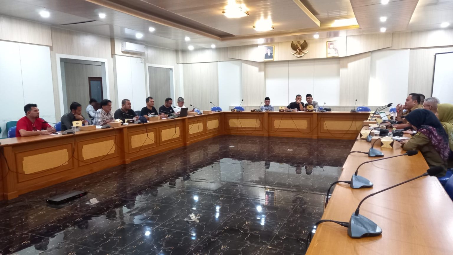 Komisi IV DPRD Kabupaten Sukabumi saat berdiskusi dengan Forum Pemuda Palabuhanratu