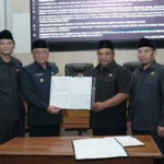 Pimpinan DPRD dan Wabup Sukabumi sepakati RP2APBD jadi Perda Definitif dalam Rapat Paripurna, Senin (7/8/2023). (Sumber : Istimewa)