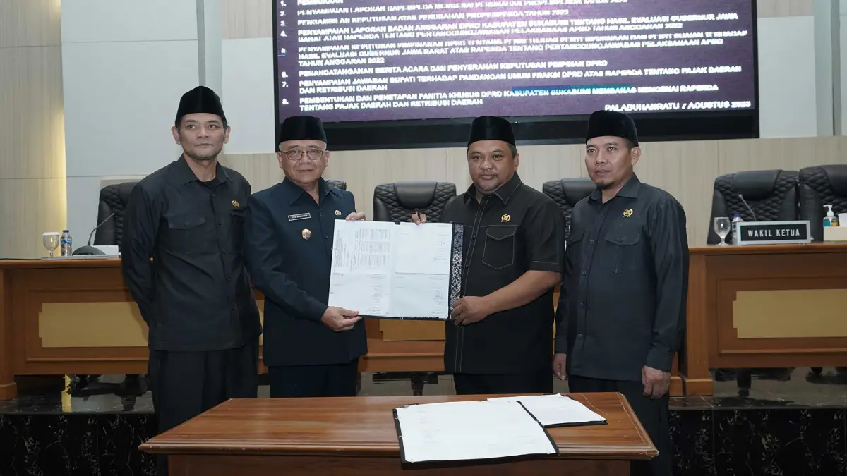 Pimpinan DPRD dan Wabup Sukabumi sepakati RP2APBD jadi Perda Definitif dalam Rapat Paripurna, Senin (7/8/2023). (Sumber : Istimewa)