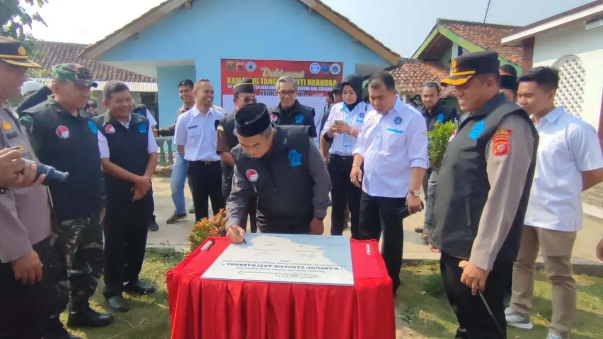 Wakil Ketua Komisi IV DPRD Kabupaten Sukabumi Muhammad Yusuf saat menandatangani Deklarasi Kampung Tangguh Anti Narkoba di Parungkuda. (Sumber : Istimewa)