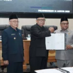 Pimpinan DPRD dan Pemkab Sukabumi menunjukan Nota Kesepakatan Bersama terkait KUA-PPAS 2024 yang ditandatangani. (Sumber : Dok. DPRD)