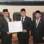 Wabup Iyos dan pimpinan DPRD Kabupaten Sukabumi menunjukan nota kesepakatan Perubahan KUA-PPAS APBD 2023 yang telah ditandatangani bersama dalam Rapat Paripurna, Jumat (8/9/2023). (Sumber : Dokpim Pemkab Sukabumi)