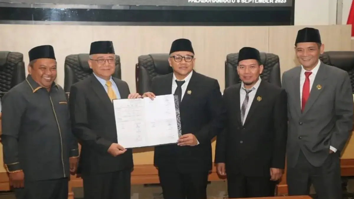 Wabup Iyos dan pimpinan DPRD Kabupaten Sukabumi menunjukan nota kesepakatan Perubahan KUA-PPAS APBD 2023 yang telah ditandatangani bersama dalam Rapat Paripurna, Jumat (8/9/2023). (Sumber : Dokpim Pemkab Sukabumi)