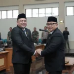 Dzulfikar Ali Hakim dilantik langsung Ketua DPRD Kabupaten Sukabumi Yudha Sukmagara jadi PAW dari Fraksi PAN. (Sumber : Dok. DPRD)