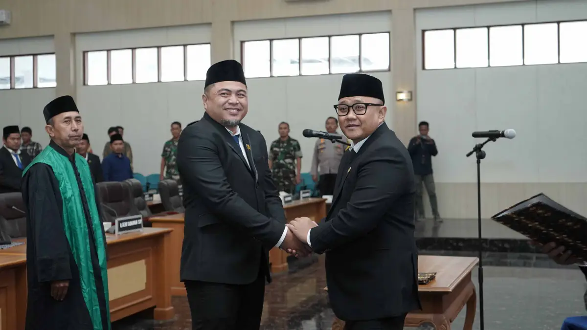Dzulfikar Ali Hakim dilantik langsung Ketua DPRD Kabupaten Sukabumi Yudha Sukmagara jadi PAW dari Fraksi PAN. (Sumber : Dok. DPRD)