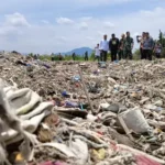 TUMPUKAN sampah di Pantai Cibutun sebelum dibersihkan.