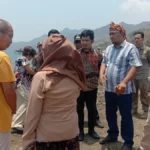 Rombongan komisi I DPRD Kabupaten Sukabumi cek lokasi proyek pembangunan dermaga jetty dan tambang milik PT Mitra Kartika Karya (MKK) di Kampung Cisaar, Desa Girimukti, Kecamatan Ciemas. (Sumber : Istimewa)