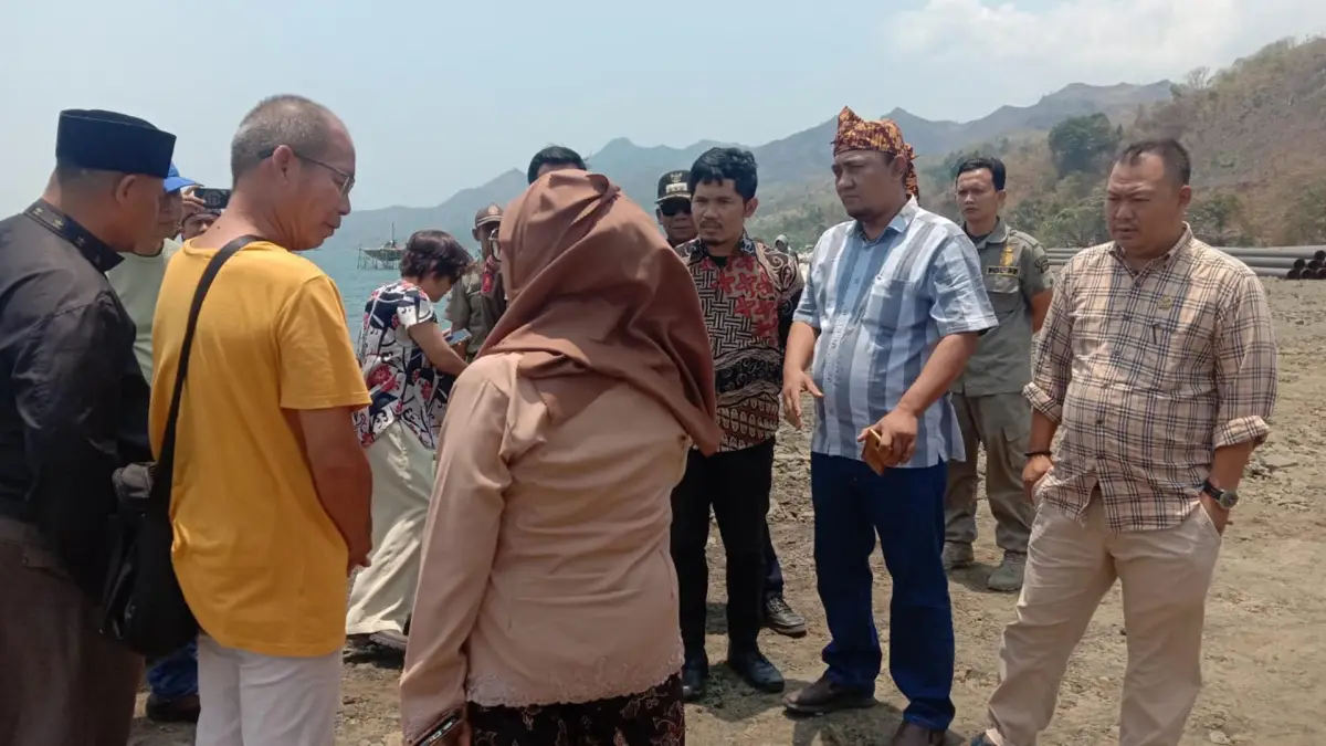 Rombongan komisi I DPRD Kabupaten Sukabumi cek lokasi proyek pembangunan dermaga jetty dan tambang milik PT Mitra Kartika Karya (MKK) di Kampung Cisaar, Desa Girimukti, Kecamatan Ciemas. (Sumber : Istimewa)