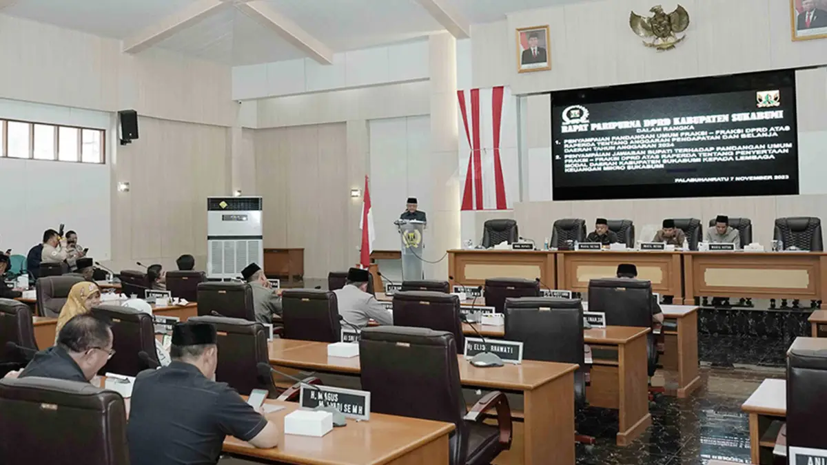 Wakil Bupati Sukabumi Iyos Somantri menyampaikan jawaban Bupati terhadap pandangan umum fraksi-fraksi DPRD terkait Raperda Penyertaan Modal Daerah untuk PT LKM. (Sumber : Dok. DPRD)