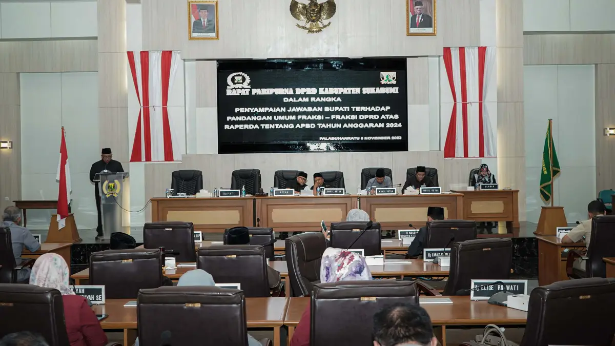 upati Sukabumi Marwan Hamami sampaikan jawaban terhadap pandangan umum Fraksi-Fraksi DPRD soal Raperda APBD dalam Rapat Paripurna ke-28. (Sumber : Dok. DPRD)